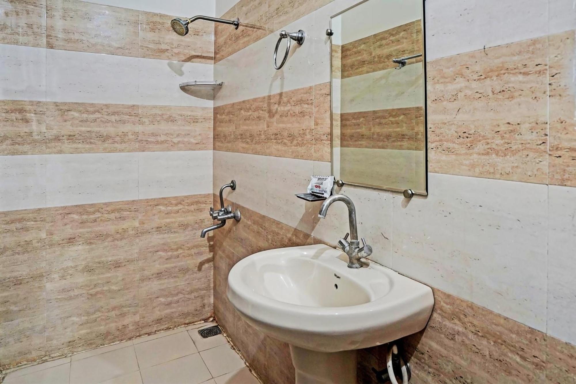 Hotel O Golden Imperial Greater Noida Exterior foto